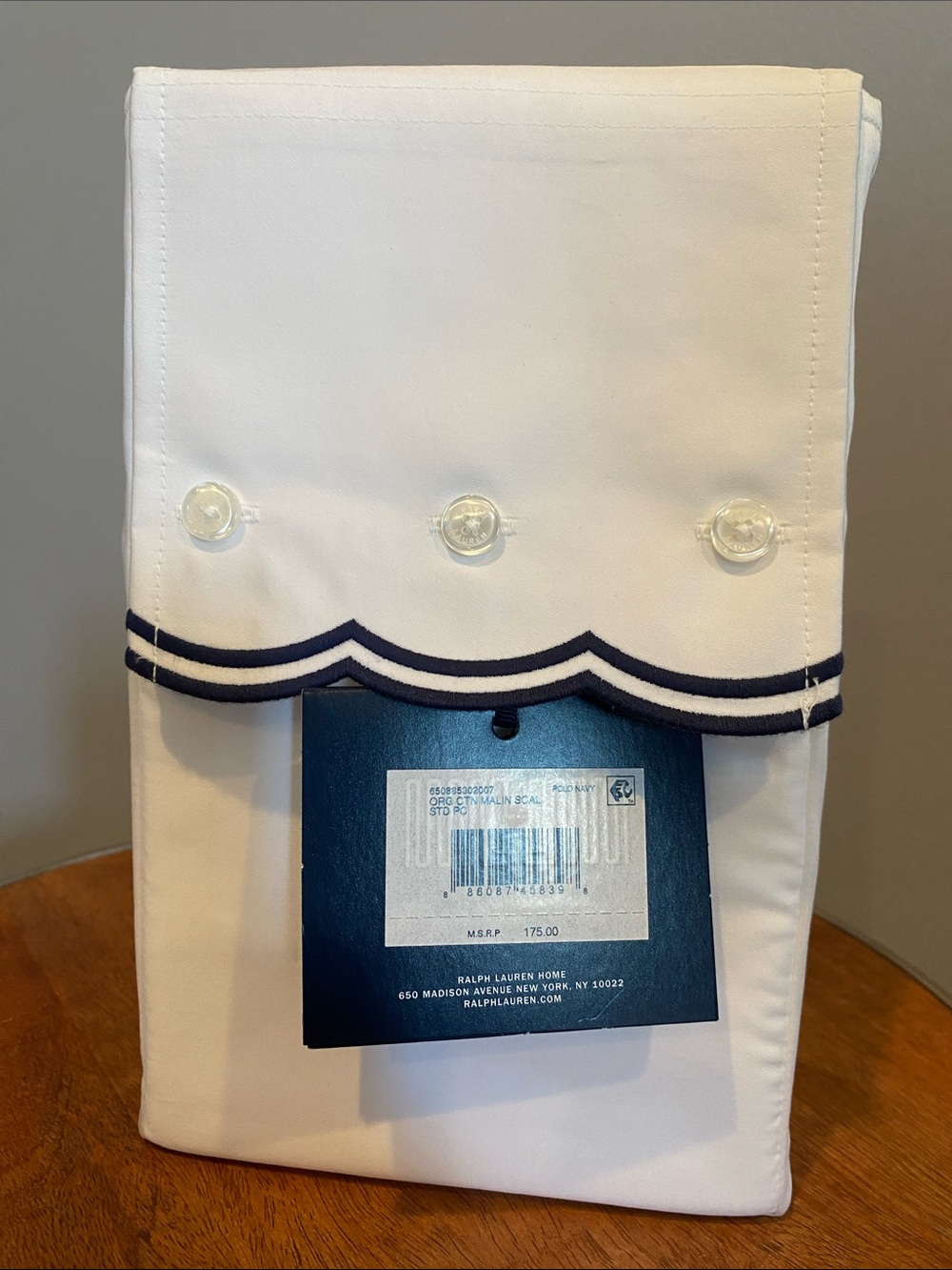2 Ralph Lauren White Organic Cotton Pillowcases with Navy Scallop Trim - Picture 2 of 3